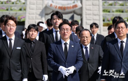 5.18민주묘지 참배 마친 김민석 전 총리