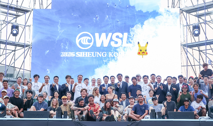 지난 4일 거북섬 웨이브파크 광장에서 열린 2026 WSL 시흥 코리아 오픈 국제서핑대회 개회식에서 참가자 및 관계자들이 기념촬영을 하고 있다. 시흥시 제공