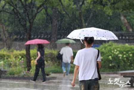 전국이 대체로 흐린 가운데 비가 내리는 6일 오전 서울 중구 서울광장에 우산을 쓴 시민들이 발걸음을 재촉하고 있다.