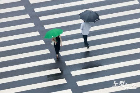 전국이 대체로 흐린 가운데 비가 내리는 6일 오전 서울 중구 서울광장에 우산을 쓴 시민들이 발걸음을 재촉하고 있다.