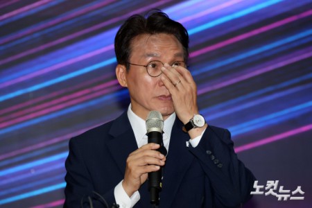 안경 고쳐쓰는 김민석 전 총리