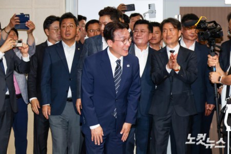 지지자들에게 인사하는 김민석 전 총리