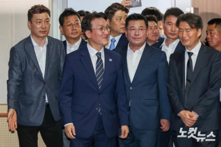 지지자들 바라보는 김민석 전 총리