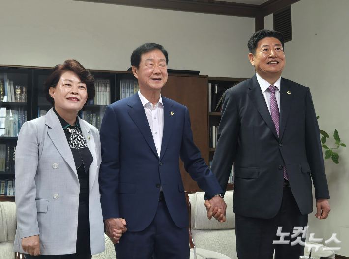 제10대 대구시의회 의장단에 선출된 이태손 부의장, 임인환 의장, 김재용 부의장. 류연정 기자