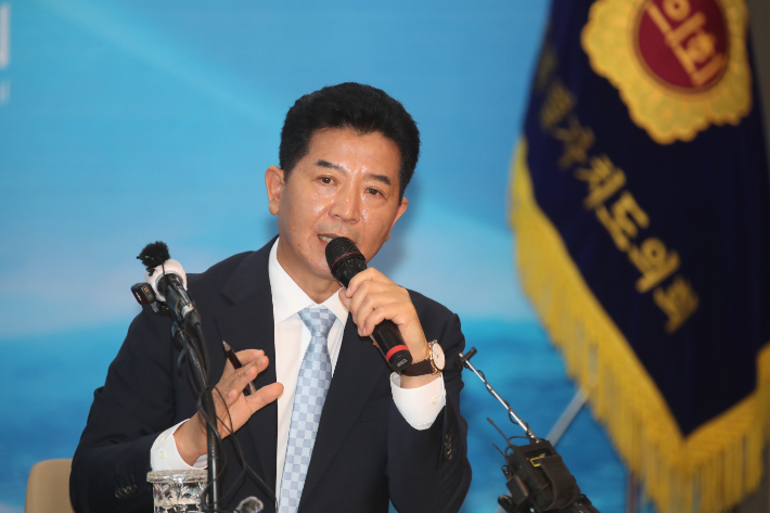 6일 기자간담회중인 송영훈 제주도의회 의장. 제주도의회 제공