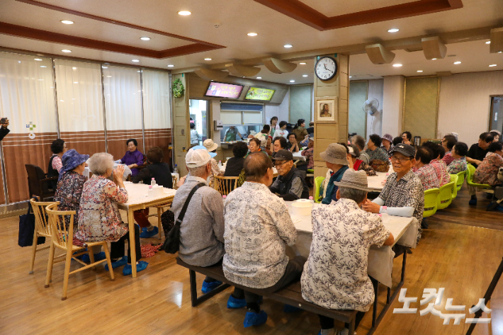 전주한동교회가 창립 30주년을 맞아 지역 주민 150여 명을 초청해 사랑의 삼계탕 나눔 행사를 진행했다. 최화랑 기자