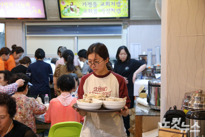 전주한동교회 성도들이 배식을 준비하며 분주히 움직이고 있다. 최화랑 기자