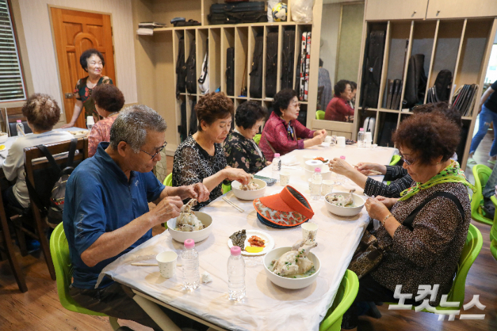 전주한동교회, 창립 30주년 맞아 주민 150명에 삼계탕 대접