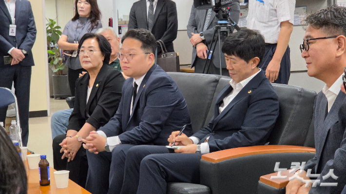 6일 박종혁(오른쪽에서 두 번째) 인천시의회 의장이 기자들의 질의 사항을 수첩에 적고 있다. 박창주 기자