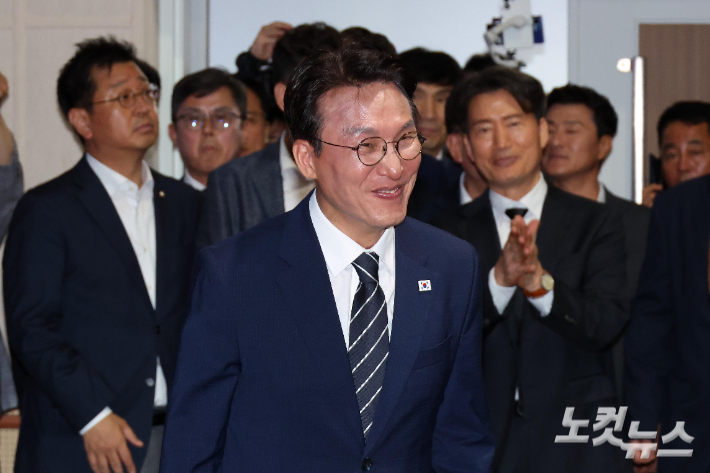 김민석 전 총리가 6일 오전 당대표 출마 선언을 위채 찾은 전남광주통합특별시 동구 전일빌딩245에 들어서며 지지자들을 바라보며 미소짓고 있다. 광주=박종민 기자