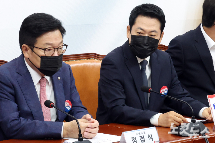 국민의힘 장동혁 대표와 정점식 원내대표가 6일 서울 여의도 국회에서 열린 최고위원회의에 검은 마스크를 착용하고 참석하고 있다. 윤창원 기자