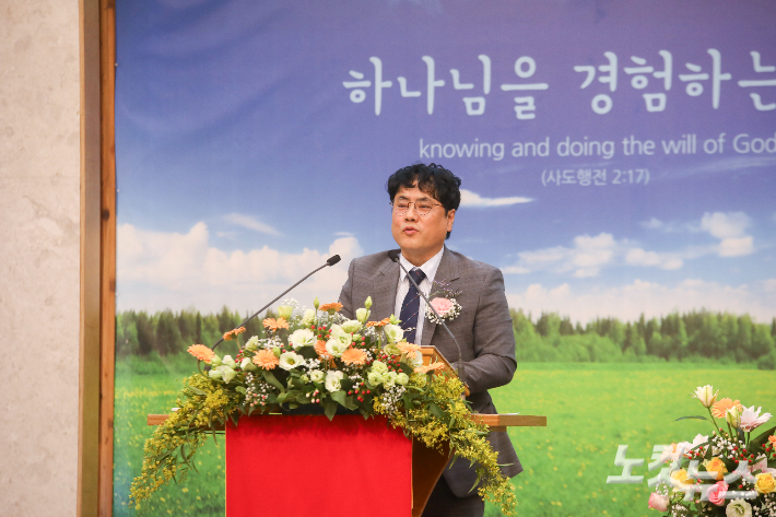 임직자를 대표해 박용운 장로가 인사말을 전하고 있다. 최화랑 기자