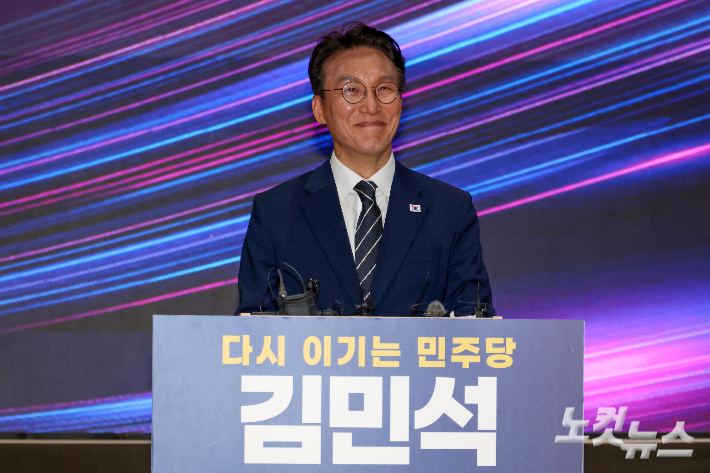 김민석 전 총리가 6일 오전 전남광주통합특별시 동구 전일빌딩245에서 더불어민주당 당대표 출마를 선언하고 있다. 광주=박종민 기자
