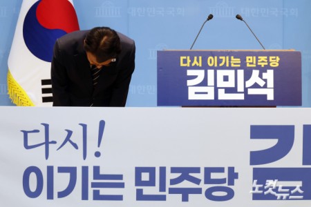 인사하는 김민석 전 국무총리