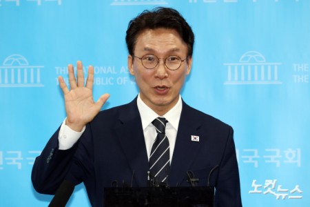 취재진 질문에 답변하는 김민석 전 총리