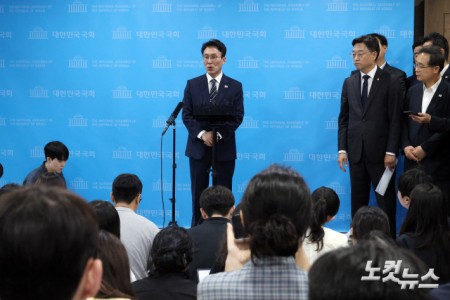 취재진과 만나는 김민석 전 총리