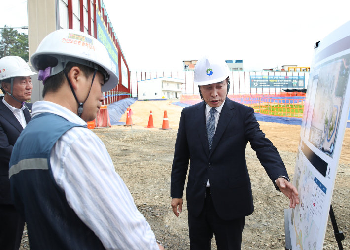 전문학 구청장이 지난 3일 관저4지구 신축 공사현장을 점검하고 있다. 서구청 제공