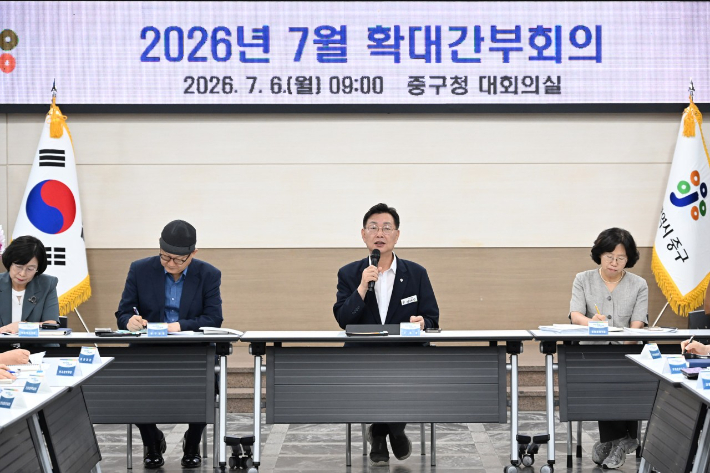 김제선 중구청장이 6일 확대간부회의에서 혁신 행정을 주문하고 있다. 중구청 제공