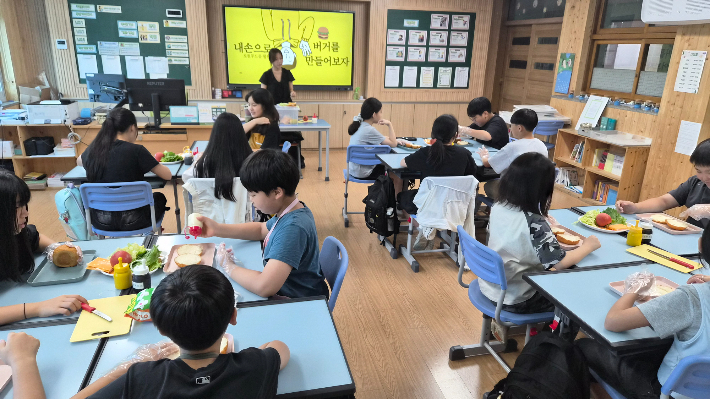전북농협은 6일 전북 전주중앙초등학교에서 도시농업 기반 사업인 스쿨팜 프로그램인 텃밭에서 수확한 채소를 활용한 음식 만들기 체험 활동을 진행했다. 전북농협 제공