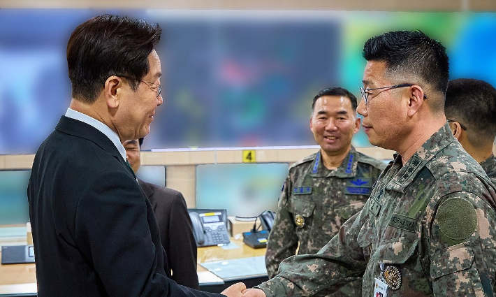 이재명 대통령과 악수하는 조성현 대령. 청와대 제공