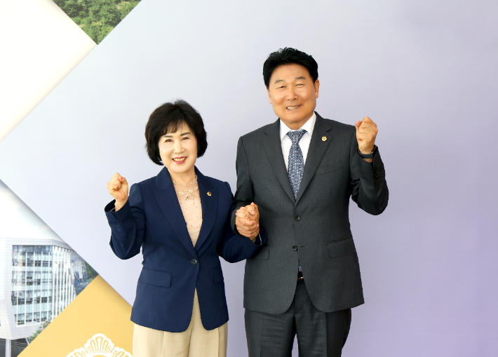강상태(오른쪽) 성남시의회 의장과 정연화(왼쪽) 부의장. 성남시의회 제공