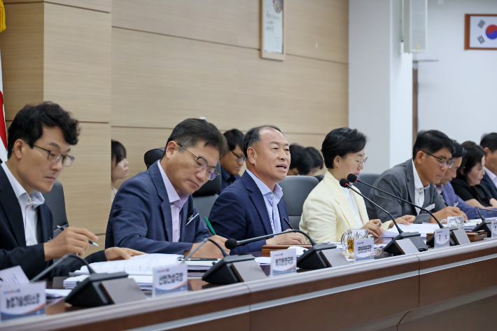 한득수 전북 임실군수는 6일 첫 간부회의에서 25개 실·과·소의 주요 업무를 보고받고 행정, 관광, 농업, 복지, 보건의료 등 군정 전반에 대한 개선 방향을 제시했다. 임실군 제공