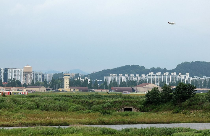 광주 군 공항 일원에서 제1전투 비행단 훈련기가 하늘을 나는 모습. 연합뉴스
