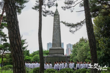 지역 비하 성격을 가진 응원 구호를 외쳐 논란을 일으킨 서울 배재고등학교 야구부가 6일 전남광주특별시 광주제일고등학교를 찾아 사과한 뒤 광주학생독립운동기념탑을 참배하고 있다.