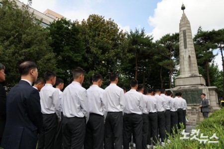 지역 비하 성격을 가진 응원 구호를 외쳐 논란을 일으킨 서울 배재고등학교 야구부가 6일 전남광주특별시 광주제일고등학교를 찾아 사과한 뒤 광주학생독립운동기념탑을 참배하고 있다.