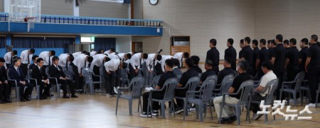 지역 비하 성격을 가진 응원 구호를 외쳐 논란을 일으킨 서울 배재고등학교 야구부가 6일 전남광주특별시 광주제일고등학교를 찾아 사과를 하고 있다.