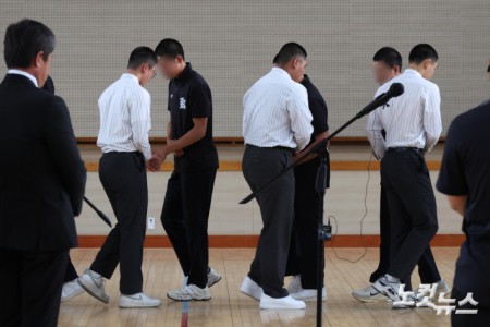 지역 비하 성격을 가진 응원 구호를 외쳐 논란을 일으킨 서울 배재고등학교 야구부가 6일 전남광주특별시 광주제일고등학교를 찾아 사과한 뒤 광주제일고 야구부와 악수하고 있다.