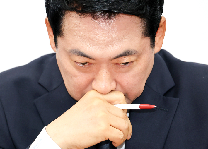국민의힘 장동혁 대표가 6일 국회에서 열린 최고위원회의에서 잠시 생각에 잠겨 있다. 연합뉴스