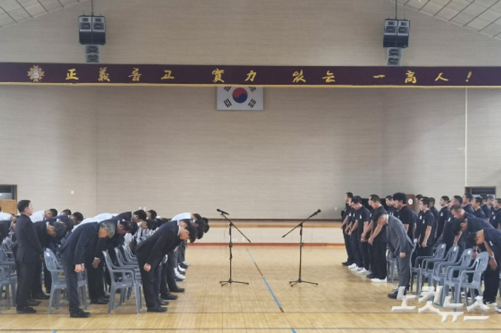 6일 오후 서울 배재고등학교 학생들과 학부모, 학교 관계자들 80여명이 광주 제일고등학교를 직접 방문해 5·18민주화운동 조롱성 응원 구호 논란에 대해 사과하고 있다. 정유철 기자