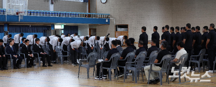 지역 비하 성격을 가진 응원 구호를 외쳐 논란을 일으킨 서울 배재고등학교 야구부가 6일 전남광주특별시 광주제일고등학교를 찾아 사과를 하고 있다. 광주=박종민 기자