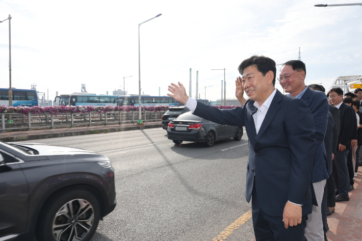 박용선 포항시장과 포항시 간부공무원들이 출근하는 포스코 근로자들을 격려하고 있다. 포항시 제공