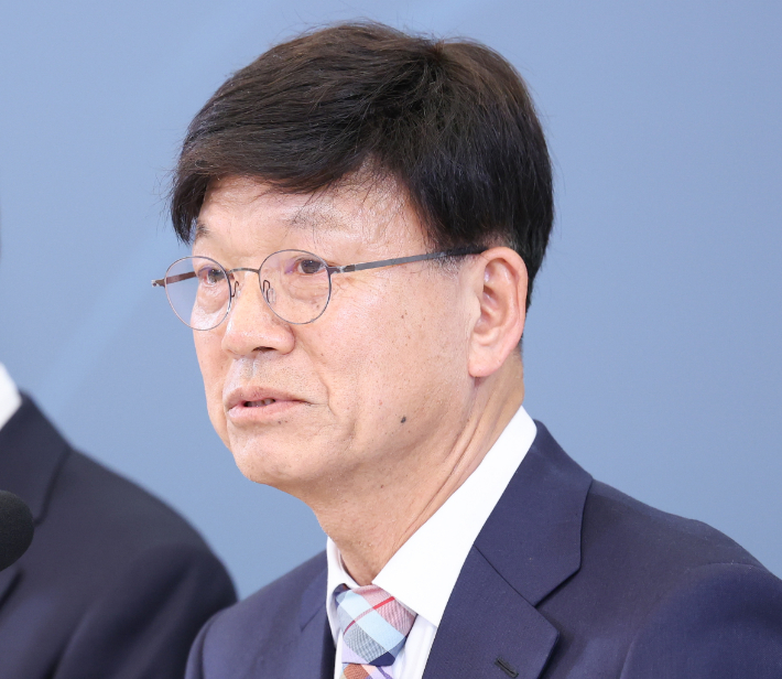 "5·18이 성역이 됐다"는 발언으로 논란이 된 이병태 대통령 직속 규제합리화위원회 부위원장이 6일 사퇴했다. 청와대 강유정 수석대변인은 이날 기자단에 보낸 공지를 통해 "이 부위원장이 사퇴 의사를 전했으며, 청와대는 이를 수용하기로 했다"고 밝혔다. 사진은 지난 4월 15일 청와대에서 열린 규제합리화위원회 제1차 전체회의에서 발언하는 이병태 부위원장 모습. 연합뉴스