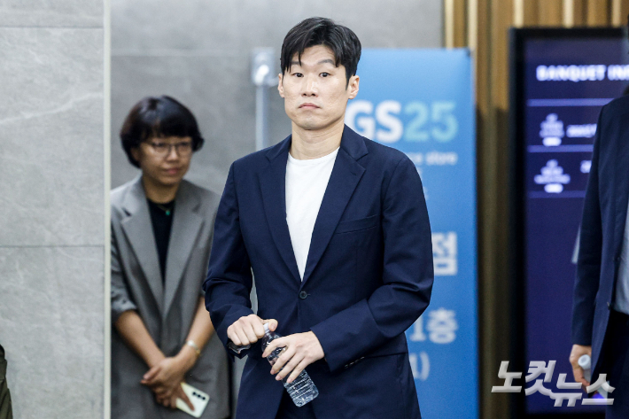 박지성 공동위원장이 6일 서울 송파구 서울올림픽파크텔에서 열린 'K-축구혁신위원회' 출범식에 참석하기 위해 입장하고 있다. 류영주 기자