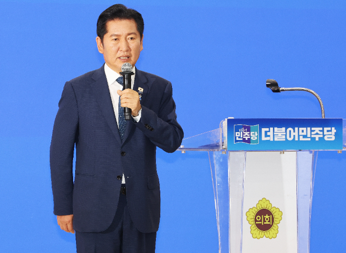 더불어민주당 정청래 전 대표가 6일 경기도 수원시 경기도의회 대회의실에서 열린 도의회 민주당 의원총회에서 인사말을 하고 있다. 연합뉴스
