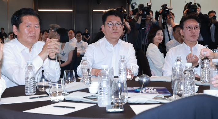 더불어민주당 워크숍 참석한 정청래 전 대표-송영길 의원-김민석 전 총리. 연합뉴스