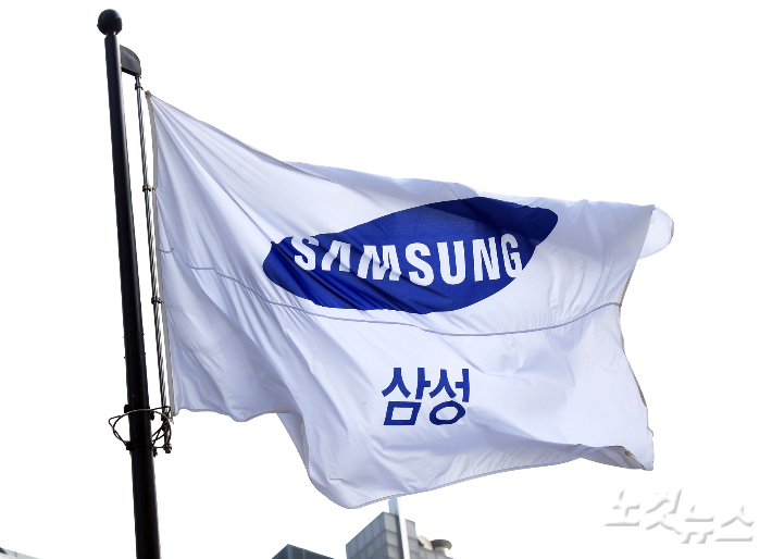 삼성전자 이재용 부회장이 부친인 이건희 회장의 별세 2년 만이자 2012년 부회장으로 승진한 지 10년 만에 회장직에 올랐다. 삼성전자는 27일 이사회를 열어 이 부회장의 회장 승진을 의결했다고 밝혔다. 사진은 이날 서울 서초구 삼성전자 서초사옥 모습. 황진환 기자