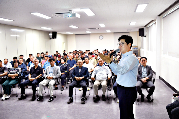 구자열 원주시장이 6일 신림면을 찾아 지역주민들에게 시정방향 등을 설명하고 의견을 듣는 시간을 마련했다. 원주시 제공 