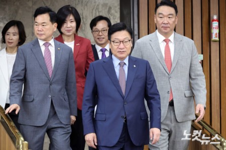원내대책회의 참석하는 정점식