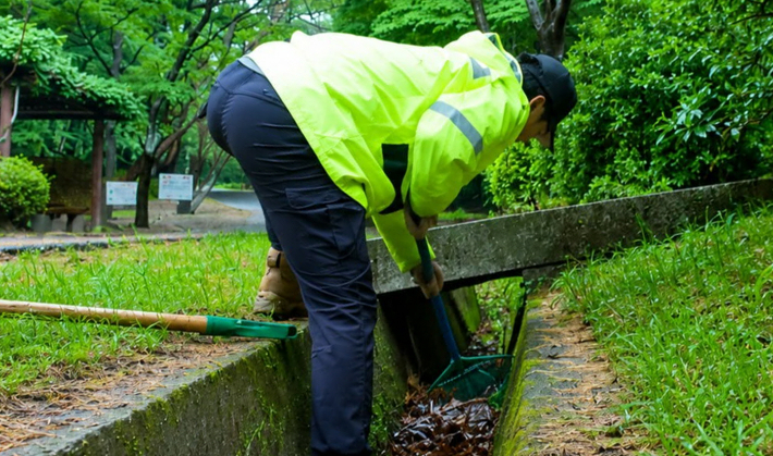 영락공원 배수로 정비. 부산시설공단 제공