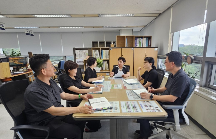 천안시 세정과 직원들이 효과적인 체납액 징수를 위해 회의를 진행하고 있다. 천안시 제공