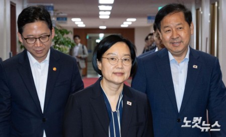 첫 국무회의 참석하는 한성숙 총리