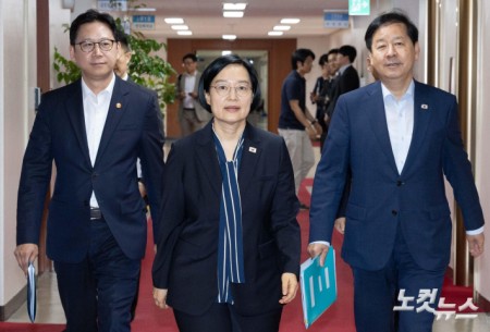 한성숙 총리, 첫 국무회의 주재