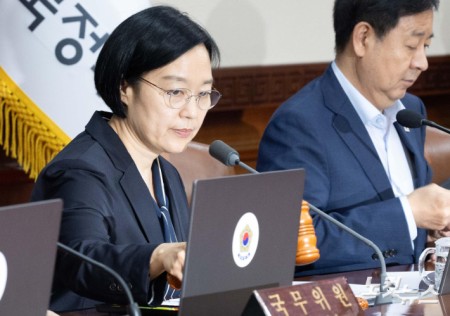 첫 국무회의 주재하는 한성숙 총리