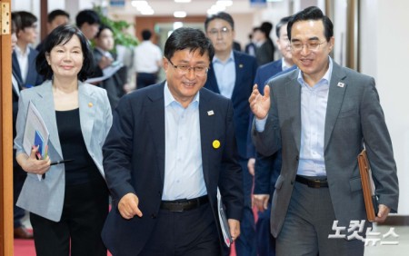 국무회의 참석하는 국무위원들