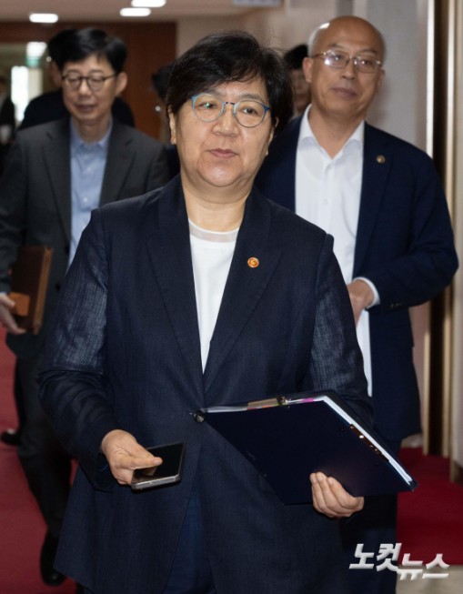 국무회의 참석하는 정은경 장관