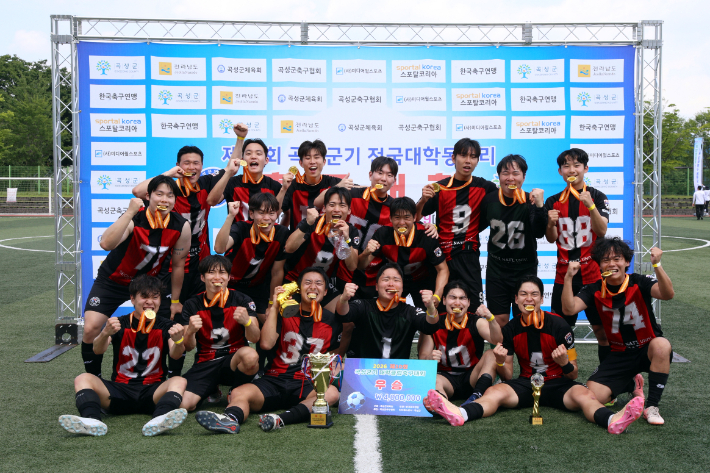 '2026 제10회 곡성군기 전국대학클럽축구대회'에서 서울과기대 FC CTRL이 우승을 차지한 뒤 기념 촬영한 모습. 대회 조직위원회  